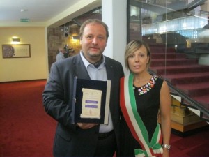 Premio Internazionale Pergamene Pirandello 2014 Francesco Pira e Assessore Chiara Cosentino (640x480)
